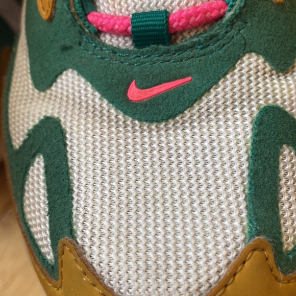 woman’s size 5.5 Air Max Sneaker - Picture 6 of 6